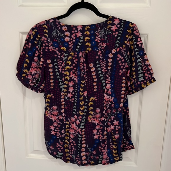 Beautiful floral top for everyday occasion. - Picture 4 of 8